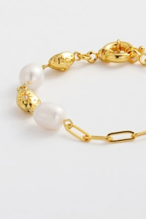 Amara Bracelet - Gold-Zarla-A refined bracelet combining soft pearls with elongated, textured links. Light-catching and softly layered, it brings an effortless, sunlit feel to your wrist. Feminine, elevated, and designed for everyday wear. *18K Gold Plated Solid Brass Base *Water proof: Can be worn in the ocean or pool-Pash + Evolve