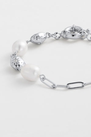 Amara bracelet - silver-Zarla-A refined bracelet combining soft pearls with elongated, textured links. Light-catching and softly layered, it brings a cool, luminous feel to your wrist. Feminine, elevated, and designed for everyday wear. *Rhodium Plated Solid Brass Base *Water proof: Can be worn in the ocean or pool-Pash + Evolve