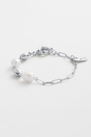 Amara bracelet - silver-Zarla-A refined bracelet combining soft pearls with elongated, textured links. Light-catching and softly layered, it brings a cool, luminous feel to your wrist. Feminine, elevated, and designed for everyday wear. *Rhodium Plated Solid Brass Base *Water proof: Can be worn in the ocean or pool-Pash + Evolve