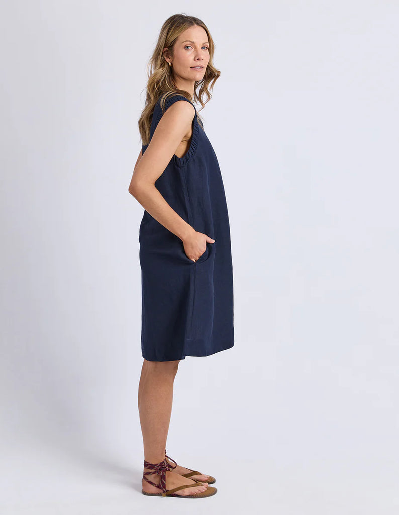 Bermuda dress - dark sapphire-Foxwood-Say hello to the Bermuda Dress, the linen blend style that is as fun as it is flattering. With its V-neckline, frill sleeves and side pockets, it is the kind of dress that makes warm days feel even better. Decorative armhole detail Vee neckline Back keyhole opening 55% Linen 45% Viscose Our model is 176cm and wears Size 10-Pash + Evolve