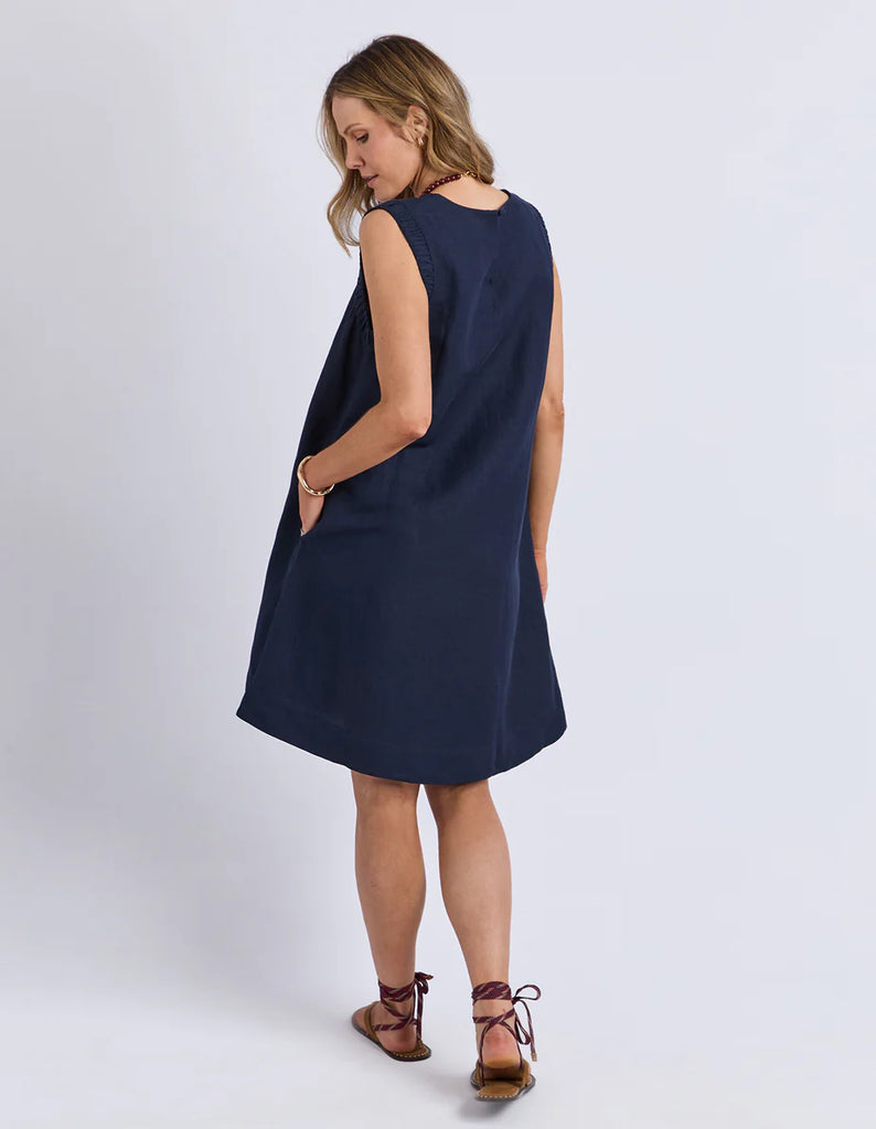 Bermuda dress - dark sapphire-Foxwood-Say hello to the Bermuda Dress, the linen blend style that is as fun as it is flattering. With its V-neckline, frill sleeves and side pockets, it is the kind of dress that makes warm days feel even better. Decorative armhole detail Vee neckline Back keyhole opening 55% Linen 45% Viscose Our model is 176cm and wears Size 10-Pash + Evolve
