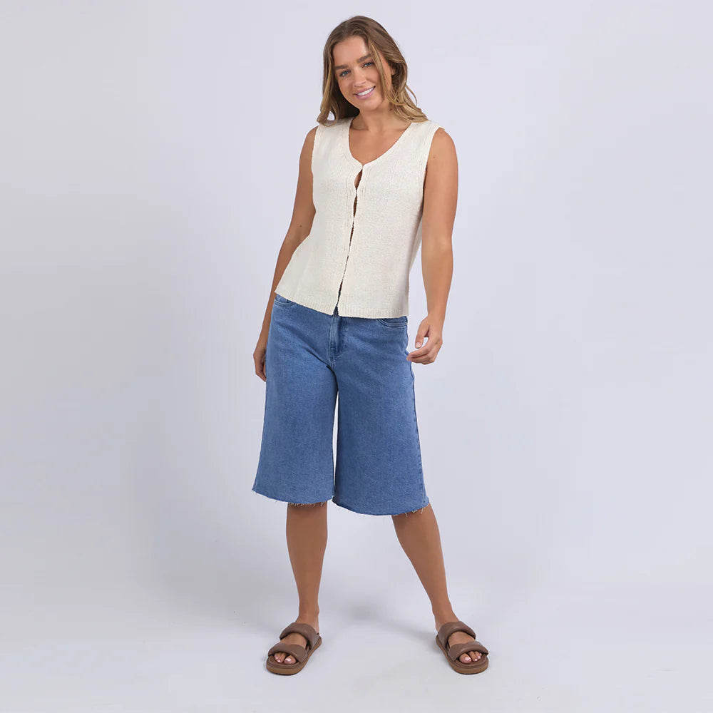 Golden Vest - vintage white-Foxwood-Soft, slouchy and seriously cool. The Golden Vest is your new favourite layer, featuring a flattering V neckline, hook and eye front, and an easy drape that feels as good as it looks. Wear it solo or throw it over your go-to basics. Relaxed fit V neckline Front hook + eye opening 65% Acrylic / 35% Nylon-Pash + Evolve