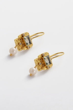 Imogen earring-Zarla-An intricately detailed drop earring featuring a faceted centre stone, delicate embellishments, and a soft pearl finish. Light-catching and refined, it brings a subtle vintage feel with a coastal softness. Feminine, elevated, and designed to stand out with ease. *18K Gold Plated Solid Brass Base *This piece is handmade and not recommended to be worn in water-Pash + Evolve