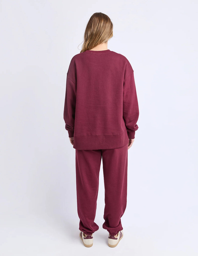 Intention crew - Port-Foxwood-A familiar favourite, refreshed. The Intention Crew is cut in the same shape as our best selling Interval Crew, giving you that just right oversized fit you already love. Updated with bold Foxwood branding for a fresh sporty feel, it is soft, cosy and made for wherever the day takes you. Foxwood exclusive front chest artwork Side splits Oversized fit 100% Cotton Our model is 176cm and wears Size 10-Pash + Evolve