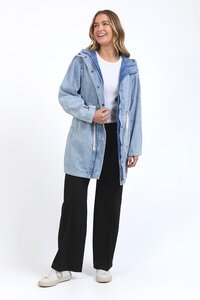 Kingston longline anorak - light blue-Foxwood-The Kingston Longline Anorak is the ultimate all-rounder for the season. With a flattering internal waist cord, you can cinch it in for a more defined shape or leave it loose for a relaxed, casual vibe. Its longer length adds a fresh twist, offering extra coverage while keeping things effortlessly cool. 100% Cotton-Pash + Evolve