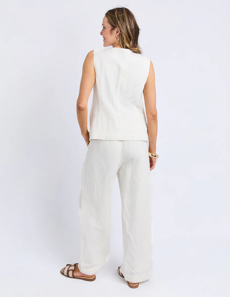 Peyton vest - vintage white-Foxwood-Add a touch of laid-back cool with the Peyton Vest. Crafted from a breezy linen blend, it features a flattering V neckline, three front buttons, and chic faux pockets for effortless style. Perfect for layering and taking your look to the next level. Front placket opening Faux welt pockets Relaxed fit 55% Linen 45% Viscose Model is wearing a size 10-Pash + Evolve