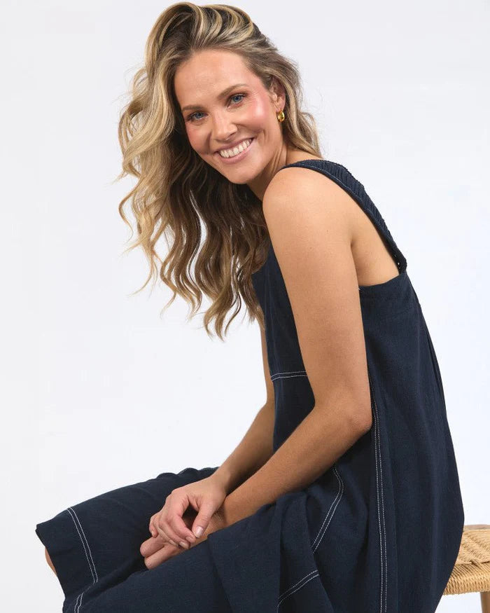 Sage dress - dark sapphire-Foxwood-A cool and classic Foxwood midi dress. The Sage Dress in a fresh cotton denim is a flattering a-line cut featuring wide elastic straps for coverage, contrast stitching and a look that will take you from desk to dinner. Elastic Sleeves Midi Length Side Pockets 70% Viscose 30% Linen Our model is 176cm and wears Size 10-Pash + Evolve