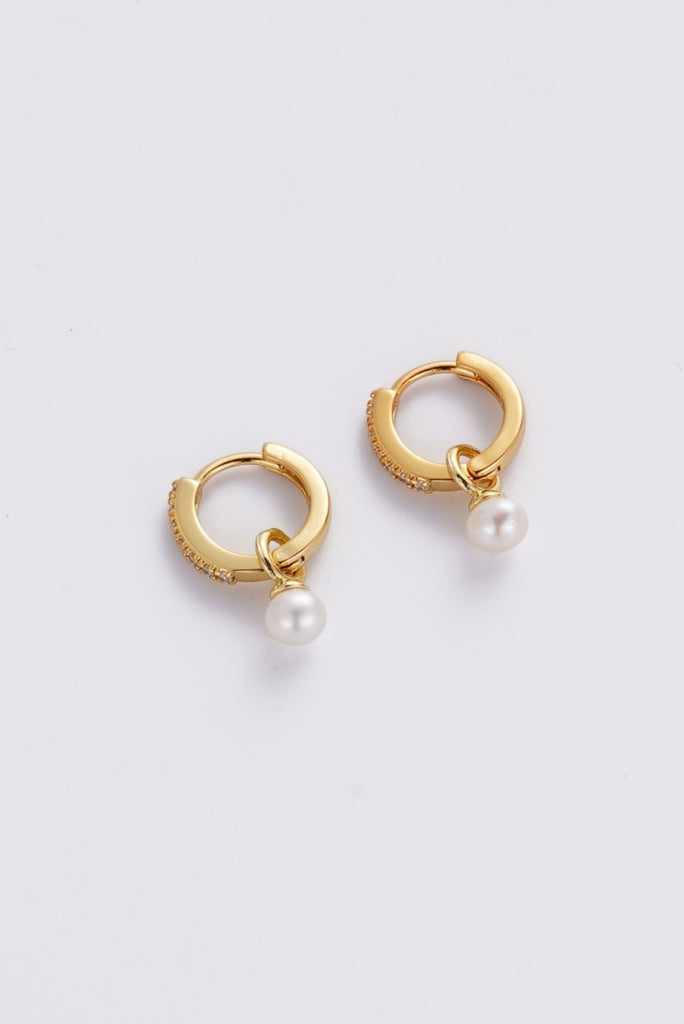 Scarlette hoop - gold-Zafino-Classic with a refined touch, the Scarlette Hoop features a delicate pearl drop that brings softness and elegance to the design. A beautiful piece that transitions effortlessly from day to night 18K Gold Plated Solid Brass Base 11.5mm outer diameter, 8.5mm inner diameter + 18mm total length Splash Proof: Splashes or occasional water contact-Pash + Evolve