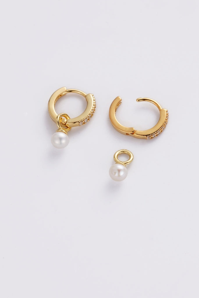 Scarlette hoop - gold-Zafino-Classic with a refined touch, the Scarlette Hoop features a delicate pearl drop that brings softness and elegance to the design. A beautiful piece that transitions effortlessly from day to night 18K Gold Plated Solid Brass Base 11.5mm outer diameter, 8.5mm inner diameter + 18mm total length Splash Proof: Splashes or occasional water contact-Pash + Evolve