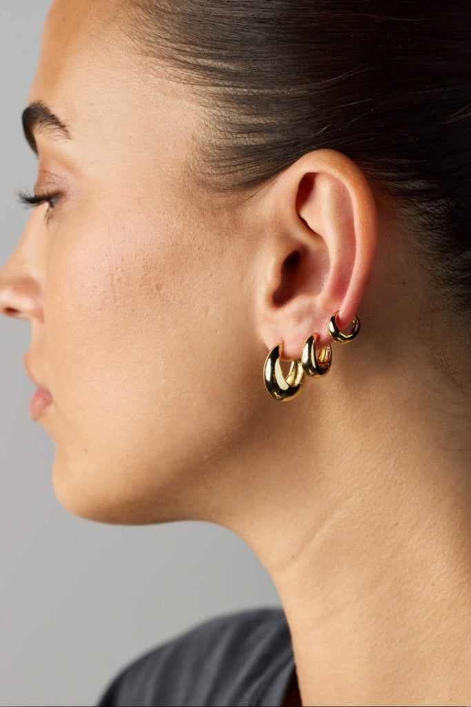 Steph earring large - gold-Zafino-Steph Earrings – a delicate and minimalist addition to your collection. Crafted with high-quality materials, these tear drop-shaped hoops offer durability and beauty. Their lightweight design and easy-to-wear closure ensure comfort throughout the day. Versatile and elegant, the Steph Earrings elevate any outfit, making them the ideal accessory for chic, understated style. *18K Gold Plated Solid Brass Base *Splash Proof: Splashes or occasional water contact *9mm (w) x 16mm