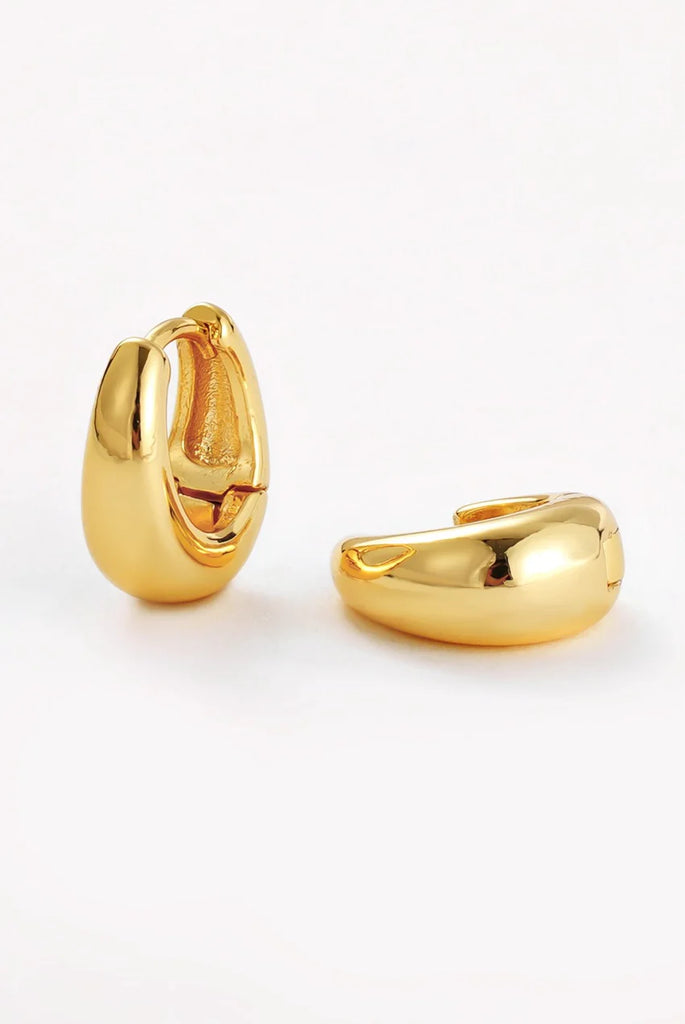 Steph hoop Medium - Gold-Zafino-Introducing the Medium Steph Hoops – a delicate and minimalist addition to your collection. Crafted with high-quality materials, these tear drop-shaped hoops offer durability and beauty. Their lightweight design and easy-to-wear closure ensure comfort throughout the day. Versatile and elegant, the Steph Hoop Earrings elevate any outfit, making them the ideal accessory for chic, understated style. Metal: 18K Gold Plated on BrassEarring Size: 5mm (W) x 12mm (L) Measured at the