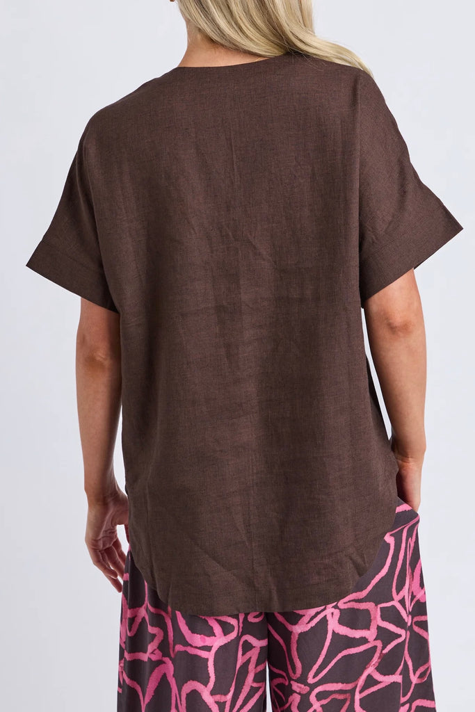 Wander top - coffee-Elm-Easy to wear and beautifully flattering, the Wander Top is designed with a soft V-neckline, centre front pleat and gently curved hem for effortless everyday style. Crafted from a breathable linen blend, it drapes beautifully and pairs perfectly with denim, relaxed linen pants or the matching Wander Pant. V neckline Pleat at centre front Curved hemline Relaxed fit 55% linen 45% viscose The Model is 173cm and is wearing a size 10-Pash + Evolve