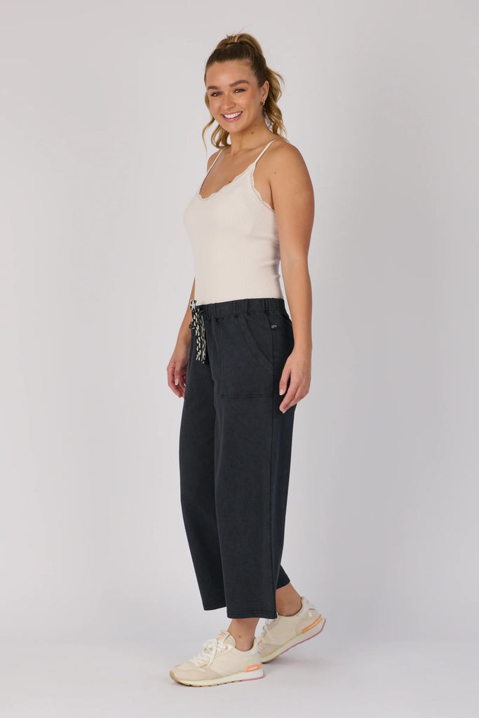 Wide Leg Cullotte - Black-One Ten Willow-Elasticated Waistband Contrast Waist Tie Wide Leg Side Pockets Culotte Length Material: 80% Cotton 20% Elastane French Terry Model is 176cm (Size 8-10) and wears our size Small Designed in Geelong, Australia-Pash + Evolve