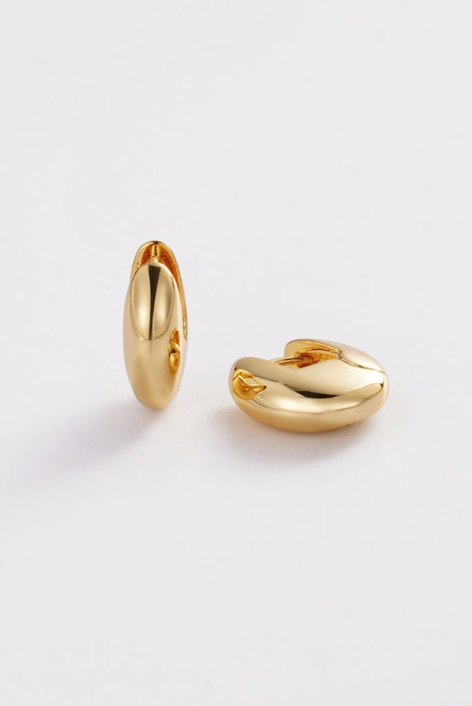Carrie hoop - gold-Zafino-The Carrie Hoop in gold is a sleek, sculptural huggie with a smooth, rounded silhouette. Its high-shine finish creates a clean, reflective surface that feels both polished and modern. Designed for effortless everyday wear, it works perfectly on its own or layered into a minimal stack. A timeless staple that brings a refined, elevated finish to any look. *18K Gold Plated Solid Brass Base *15mm outer diameter, 7mm inner diameter + 5.5mm width *Splash Proof: Splashes or occasional wa