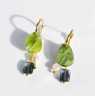 Dangle earrings - white flower
