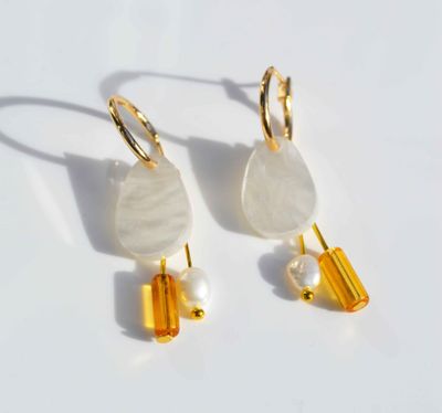 Dangle earrings - white flower