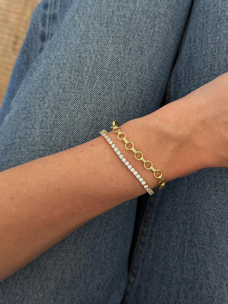 Clara bracelet - Gold-Zafino-The Clara Bracelet is a bold yet refined chain bracelet featuring sculptural interlocking links with a high-shine gold finish. Its structured silhouette adds instant polish and texture, making it the perfect statement piece for everyday wear or layered styling. Confident and timeless, Clara brings elevated edge to any jewellery stack. Metal: 18K gold plated on brass base Dimensions: 17cm length with 3cm extension chain Waterproof: Designed for daily wear, including showering and