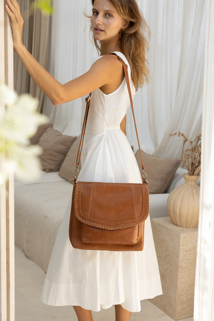 Darcy bag - Vintage tan-Baleka Leather-Your perfect everyday companion! With a spacious silhouette that doesn’t compromise on style. This bag features a secure zip closure, a handy back zip pocket and a front pocket for quick access to your essentials. Inside you will find a zip pocket and an additional internal pocket, all beautifully lined to keep your items organized and protected. The adjustable strap ensures a comfortable fit, whether worn on the shoulder or crossbody. The Darcy is your new go to - ref