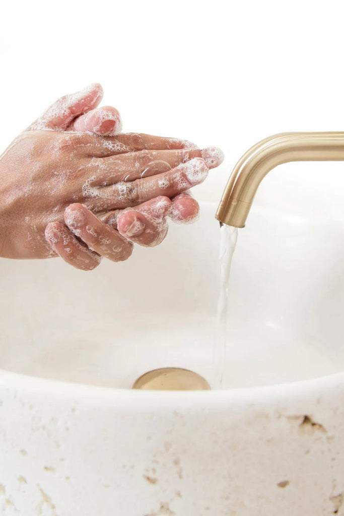 Hand and Body wash - Lavender & Clary Sage-Aromatherapy co-Relax and cleanse with the aroma of lavender, clary sage and lime essential oils and notes of lily, jasmine, orange flower and musk. Size: 500ml ﻿Aroma: ﻿Aromatic with rich herbal notes ﻿Ingredients: ﻿Aqua; Lauryl Glucoside; Sodium Coco-Sulfate; Parfum; Aloe Barbadensis (Aloe) Leaf Extract; Macropiper Excelsum (Kawakawa) Leaf Extract; Benzyl Alcohol; Sodium Chloride; Citric Acid; Dehydroacetic Acid; Limonene*; Linalool*. ﻿Directions for use: Apply l