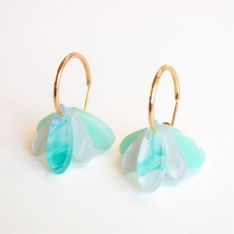 Dangle earrings - white flower