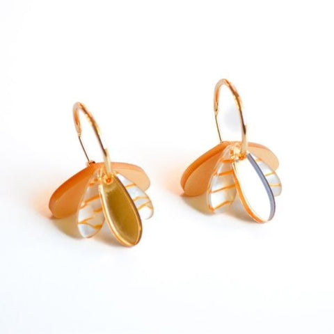 Dangle earrings - white flower
