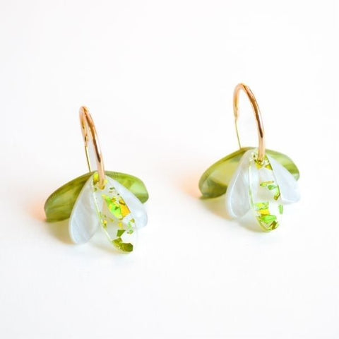Dangle earrings - white flower