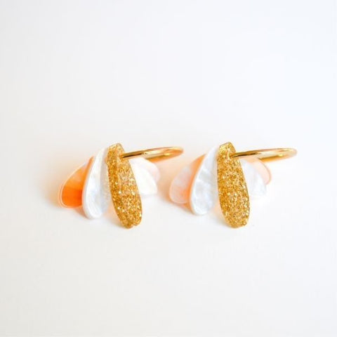Dangle earrings - white flower