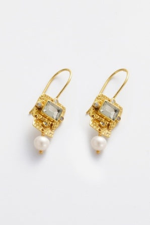 Imogen earring-Zarla-An intricately detailed drop earring featuring a faceted centre stone, delicate embellishments, and a soft pearl finish. Light-catching and refined, it brings a subtle vintage feel with a coastal softness. Feminine, elevated, and designed to stand out with ease. *18K Gold Plated Solid Brass Base *This piece is handmade and not recommended to be worn in water-Pash + Evolve