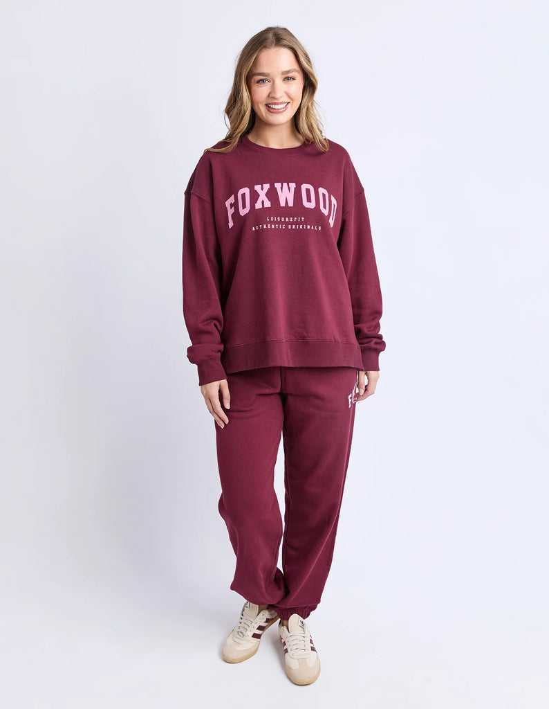 Intention crew - Port-Foxwood-A familiar favourite, refreshed. The Intention Crew is cut in the same shape as our best selling Interval Crew, giving you that just right oversized fit you already love. Updated with bold Foxwood branding for a fresh sporty feel, it is soft, cosy and made for wherever the day takes you. Foxwood exclusive front chest artwork Side splits Oversized fit 100% Cotton Our model is 176cm and wears Size 10-Pash + Evolve