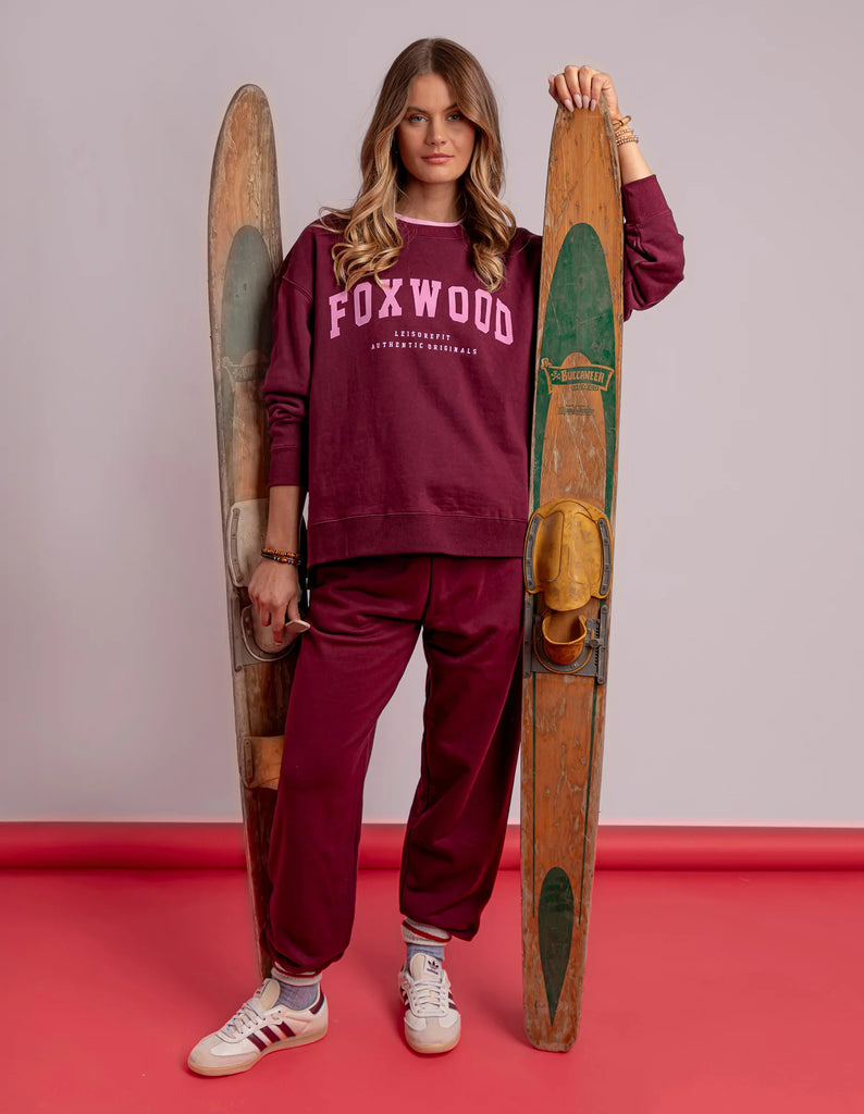 Intention crew - Port-Foxwood-A familiar favourite, refreshed. The Intention Crew is cut in the same shape as our best selling Interval Crew, giving you that just right oversized fit you already love. Updated with bold Foxwood branding for a fresh sporty feel, it is soft, cosy and made for wherever the day takes you. Foxwood exclusive front chest artwork Side splits Oversized fit 100% Cotton Our model is 176cm and wears Size 10-Pash + Evolve