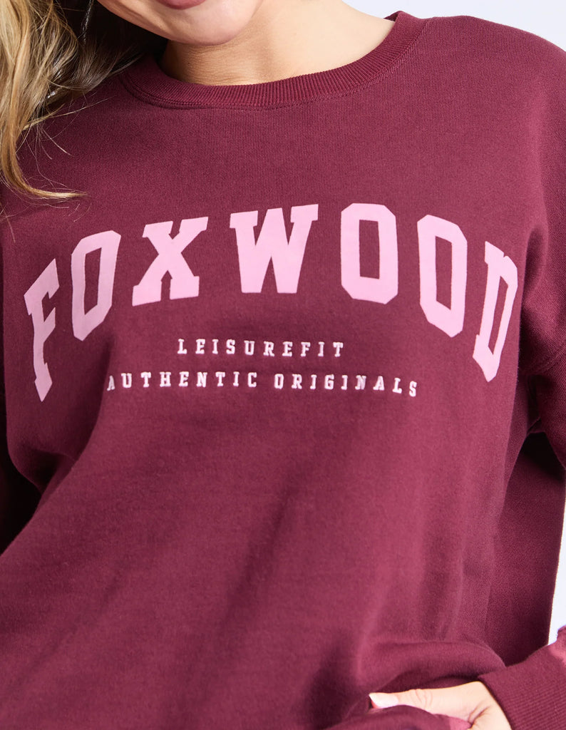 Intention crew - Port-Foxwood-A familiar favourite, refreshed. The Intention Crew is cut in the same shape as our best selling Interval Crew, giving you that just right oversized fit you already love. Updated with bold Foxwood branding for a fresh sporty feel, it is soft, cosy and made for wherever the day takes you. Foxwood exclusive front chest artwork Side splits Oversized fit 100% Cotton Our model is 176cm and wears Size 10-Pash + Evolve