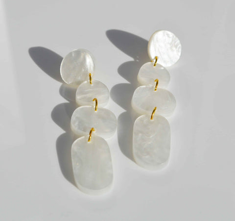Dangle earrings - white flower