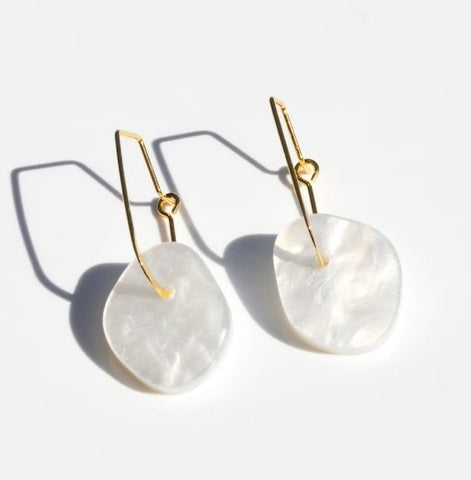 Dangle earrings - white flower