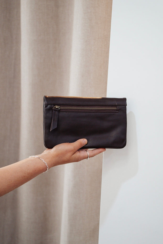 Noa wallet - chocolate-Baleka Leather-Sleek, functional, and effortlessly modern — the Noa Wallet is designed to keep your essentials beautifully organized. It features a magnetic closure for a smooth, secure snap and a back zip pocket for quick-access items. Inside, you’ll find a thoughtfully designed layout with an internal zip compartment, 2 note dividers, and 16 card slots The Noa Wallet combines practicality with a minimalist aesthetic, making it the perfect accessory for wherever your day takes you. M