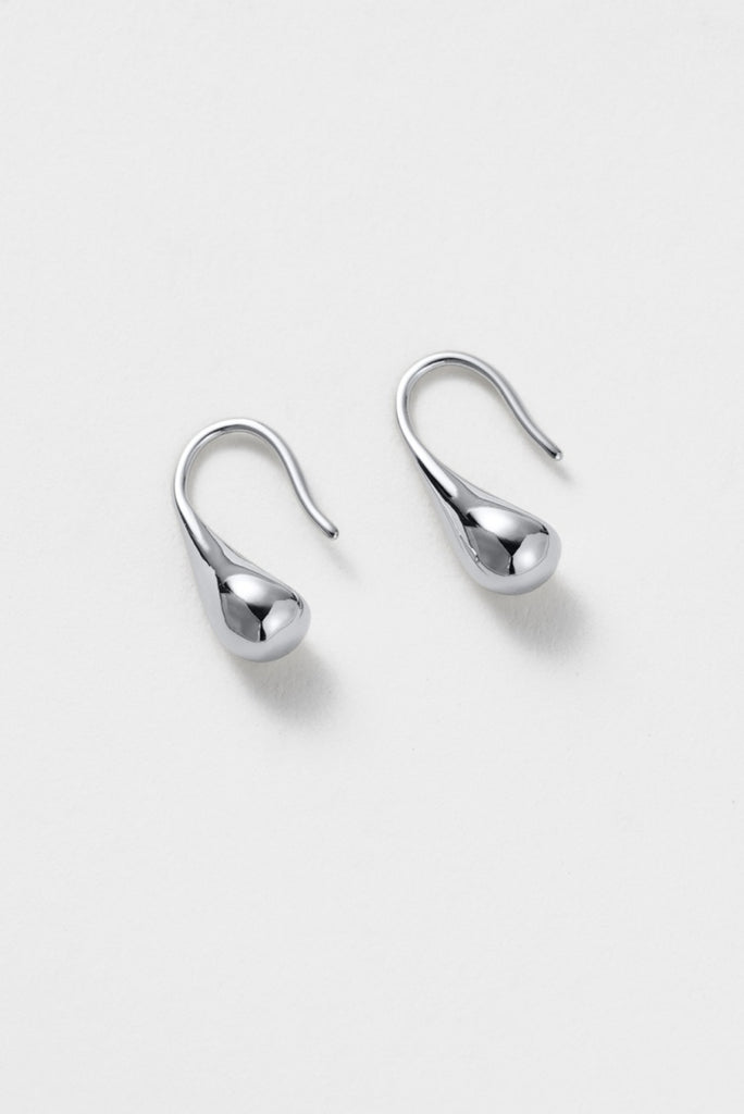 Nova mini - silver-Zafino-The Nova Mini in silver is sleek and sculptural, designed with a unique teardrop form that stands out in its simplicity. A perfect balance of elegance and contemporary design. *Silver Plated Solid Brass Base *Splash Proof: Splashes or occasional water contact *4mm (w) x 14mm (L)-Pash + Evolve