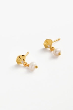 Paloma pearl drop - gold-Zarla-A delicate drop earring featuring a sculpted shell detail and soft pearl accent. Light-catching and refined, it brings a warm, coastal feel to your look. Effortless, feminine, and easy to wear. * 18K Gold Plated Solid Brass Base *Water proof: Can be worn in the ocean or pool-Pash + Evolve