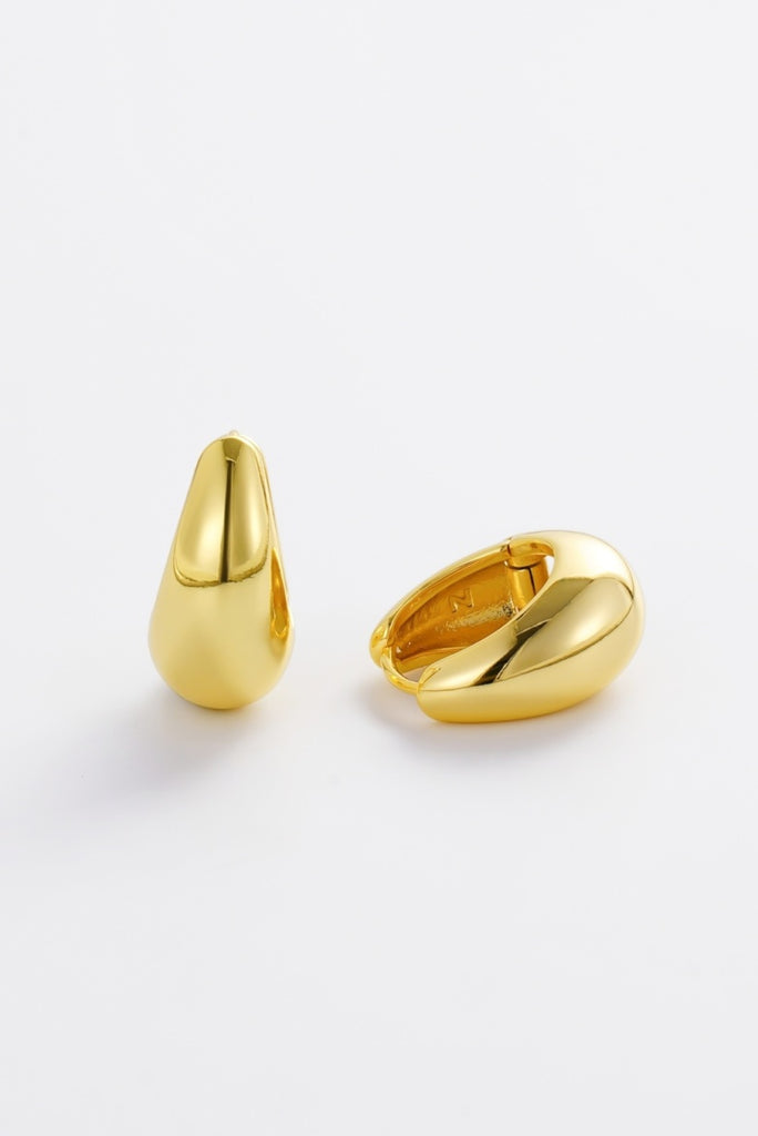 Steph earring large - gold-Zafino-Steph Earrings – a delicate and minimalist addition to your collection. Crafted with high-quality materials, these tear drop-shaped hoops offer durability and beauty. Their lightweight design and easy-to-wear closure ensure comfort throughout the day. Versatile and elegant, the Steph Earrings elevate any outfit, making them the ideal accessory for chic, understated style. *18K Gold Plated Solid Brass Base *Splash Proof: Splashes or occasional water contact *9mm (w) x 16mm 