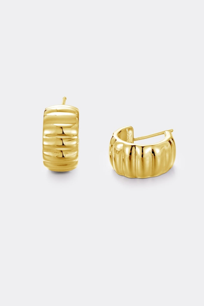 Tess earring - gold-Zafino-The Tess Earring in gold is a chunky, sculptural take on the classic huggie. Featuring a ribbed, fluted design with a bold, rounded silhouette, it adds tactile texture and dimension to any ear. The polished gold finish catches the light beautifully, creating subtle highlights along each groove. A versatile piece that adds effortless statement style to your everyday look. Brass / 18K Gold Plating 14.5mm outer diameter, 10mm inner diameter + 7.7mm width Water proof: Can be worn in 