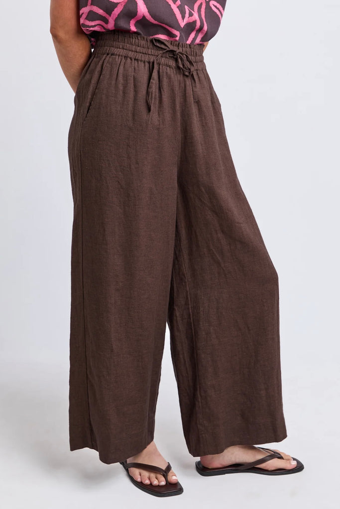 Wander pants - chocolate-Elm-Designed with comfort in mind, the Wander Pant features an easy elastic waistband with draw ties, practical side pockets and a flattering ankle length. Crafted from a breathable linen blend, it's the perfect everyday pant for work, weekends and everything in between. Style it with the matching Wander Top or your favourite relaxed shirt for an effortless outfit. Elastic waistband with ties Side pockets Ankle length Relaxed fit 55% linen 45% viscose The Model is 173cm and is wear
