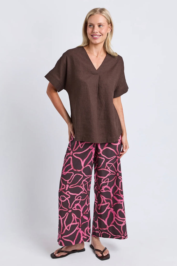 Wander top - coffee-Elm-Easy to wear and beautifully flattering, the Wander Top is designed with a soft V-neckline, centre front pleat and gently curved hem for effortless everyday style. Crafted from a breathable linen blend, it drapes beautifully and pairs perfectly with denim, relaxed linen pants or the matching Wander Pant. V neckline Pleat at centre front Curved hemline Relaxed fit 55% linen 45% viscose The Model is 173cm and is wearing a size 10-Pash + Evolve
